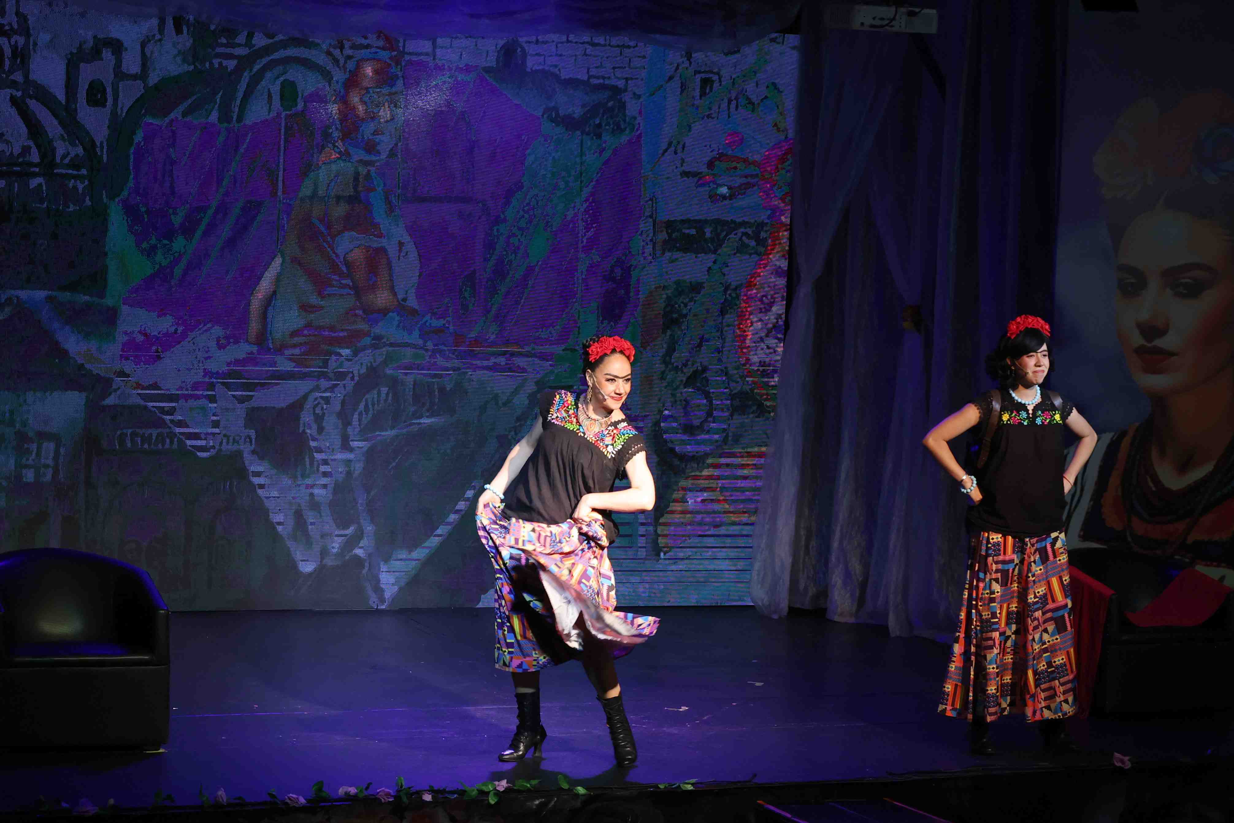 http://www.entrefam.com.mx/img/100_representaciones_de_frida_kahlo_el_musical_la_vida_de_un_icono/ENTREFAM090620250342.JPG