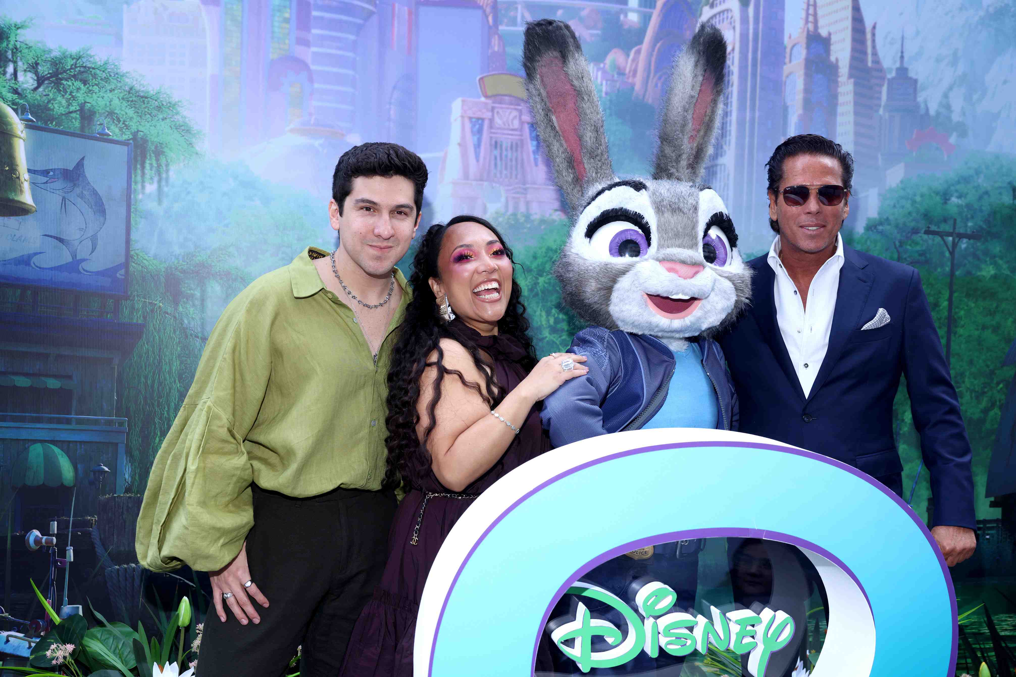http://www.entrefam.com.mx/img/alfombra_de_la_premiere_de_la_pelicula_zootopia_2/ENTREFAM112320254489.JPG