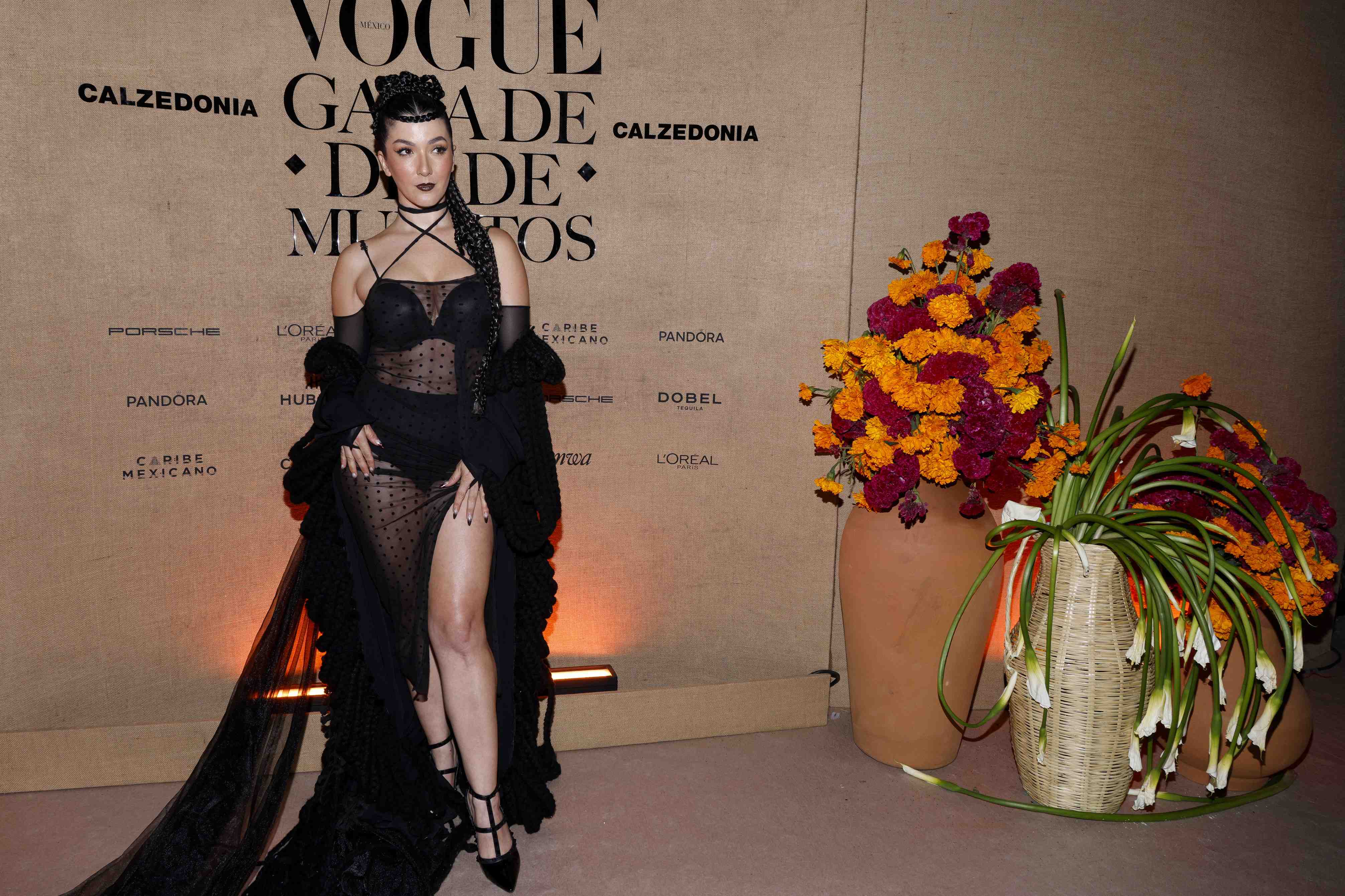 http://www.entrefam.com.mx/img/alfombra_de_vogue_gala_de_dia_de_muertos/ENTREFAM102320252386.jpg