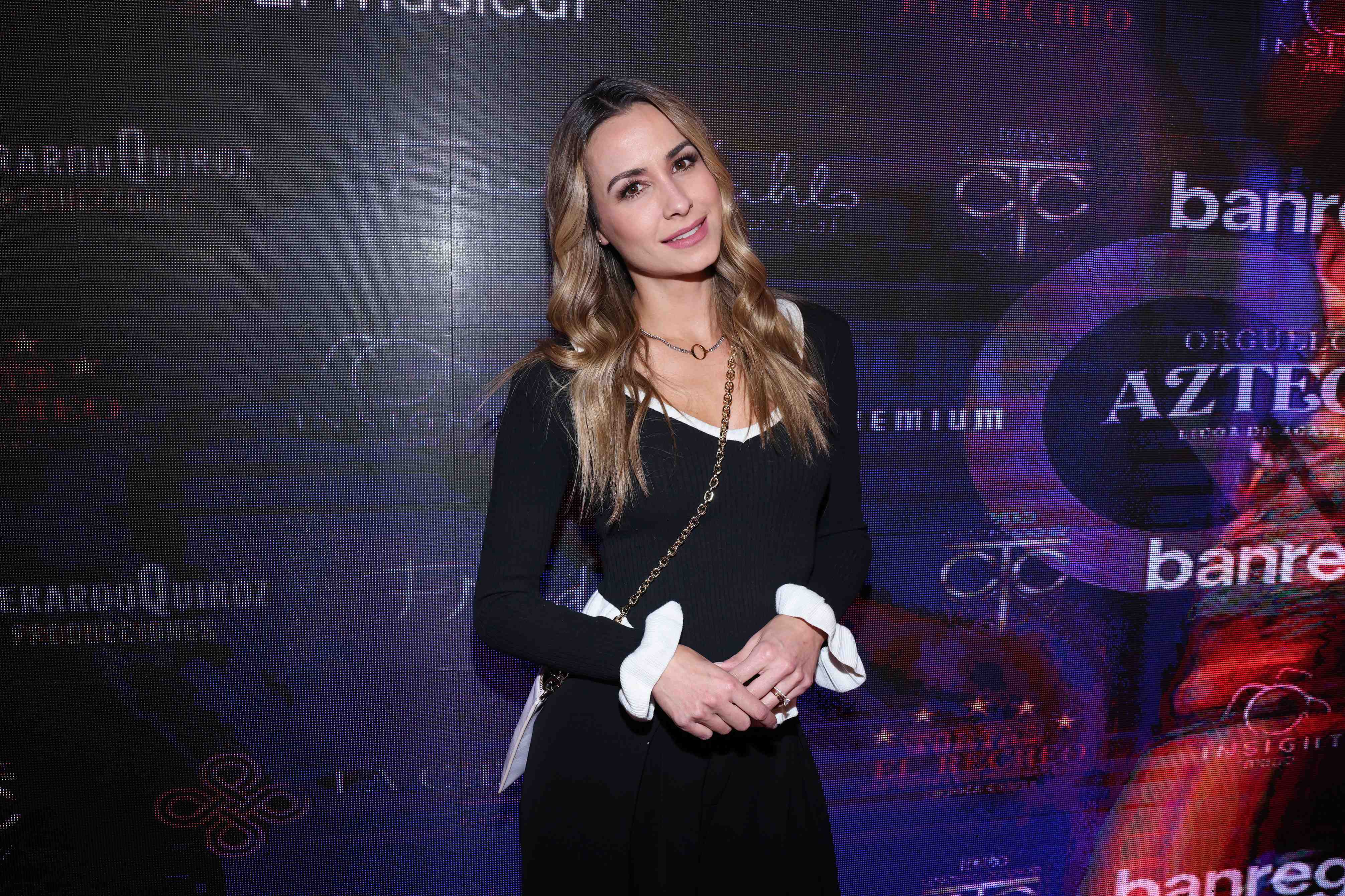 http://www.entrefam.com.mx/img/alfombra_roja_de_frida_kahlo_el_musical_la_vida_de_un_icono/ENTREFAM090620250247.JPG