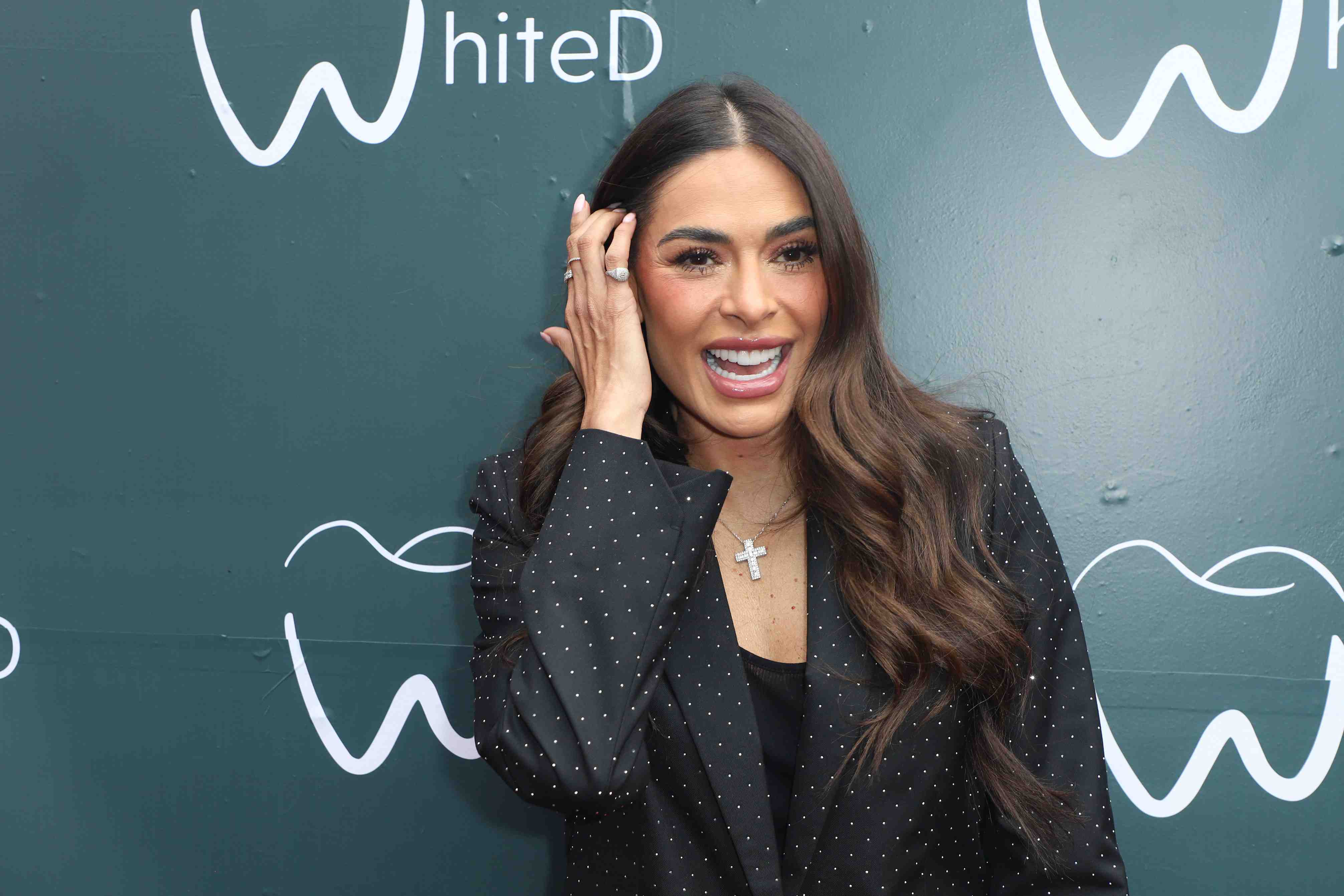 http://www.entrefam.com.mx/img/alfombra_roja_de_la_inauguracion_de_la_clinica_dental_whited/ENTREFAM080420255067.JPG