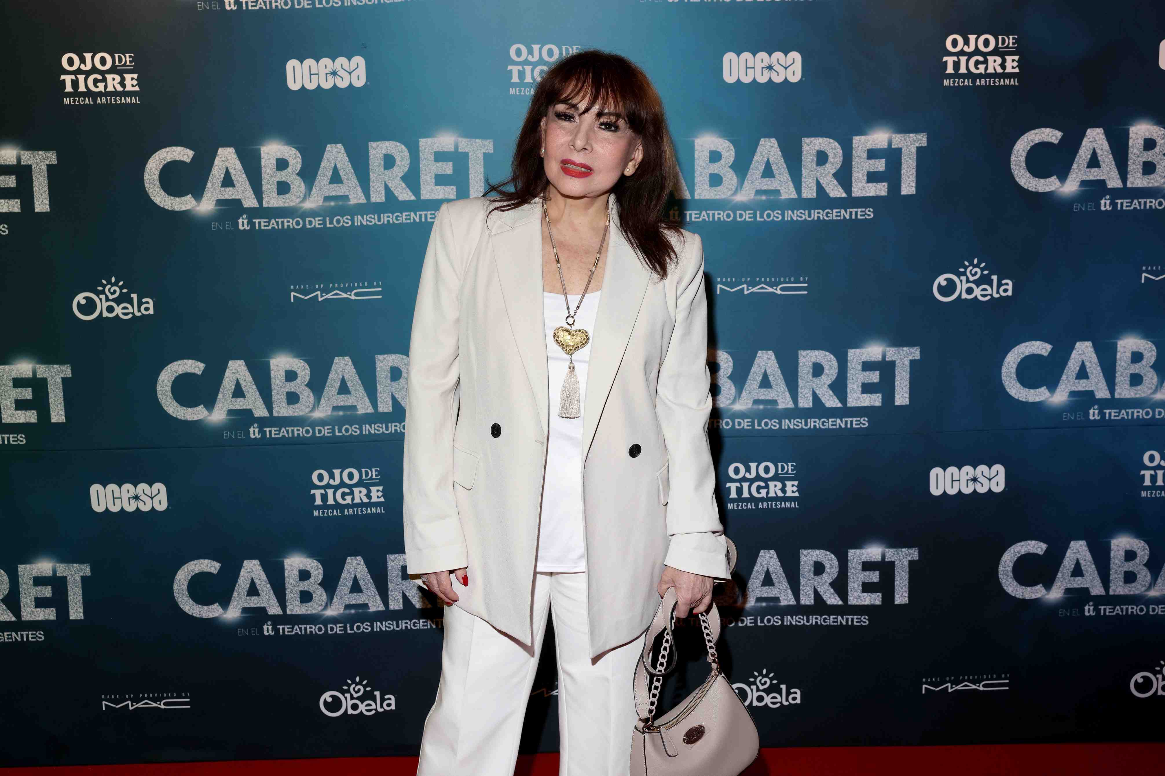 http://www.entrefam.com.mx/img/alfombra_roja_de_las_300_representaciones_de_la_obra_musical_cabaret/ENTREFAM250520259628.JPG