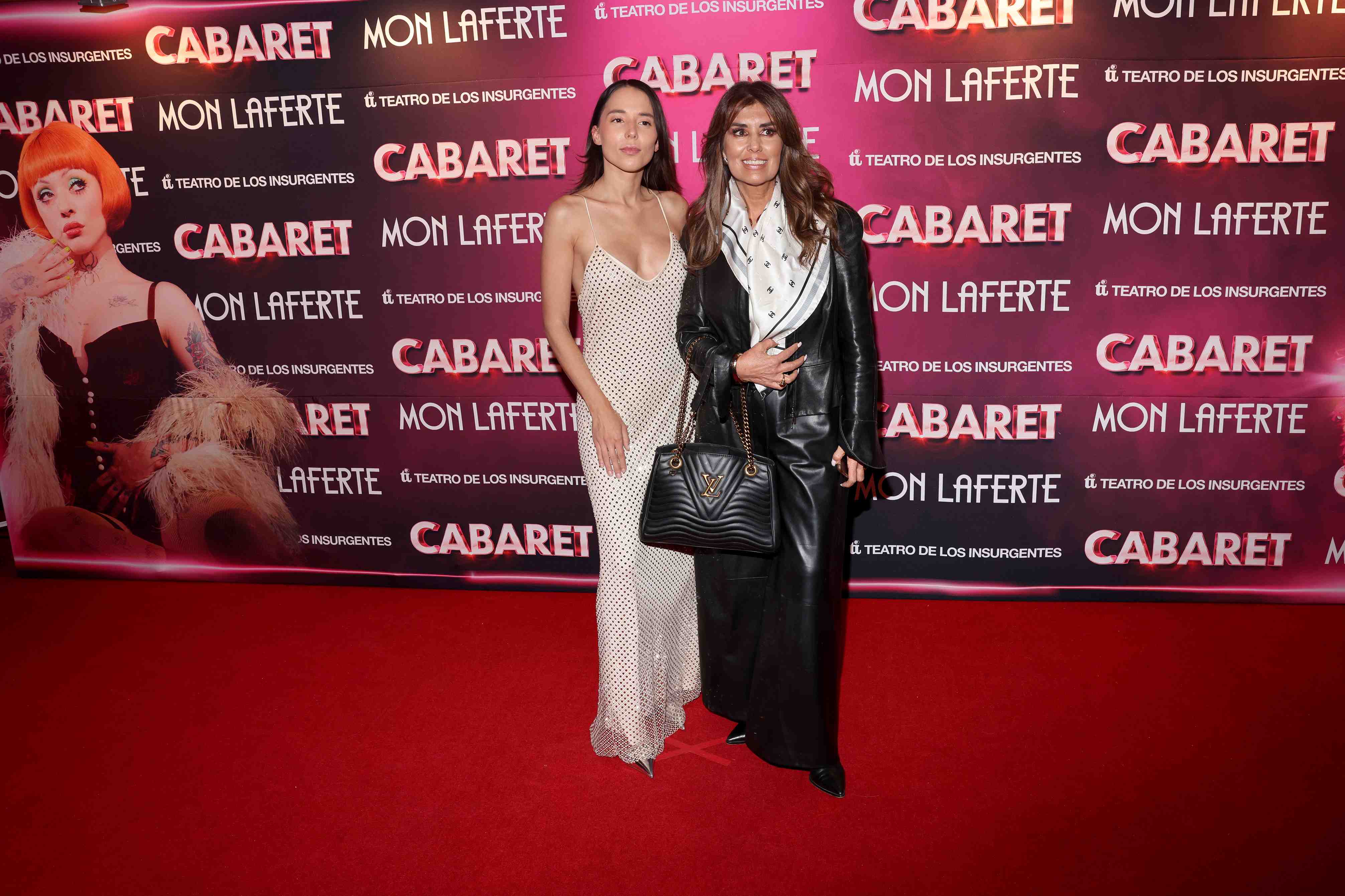http://www.entrefam.com.mx/img/alfombra_roja_del_estreno_de_mon_laferte_en_la_obra_musical_cabaret/ENTREFAM180720257357.JPG