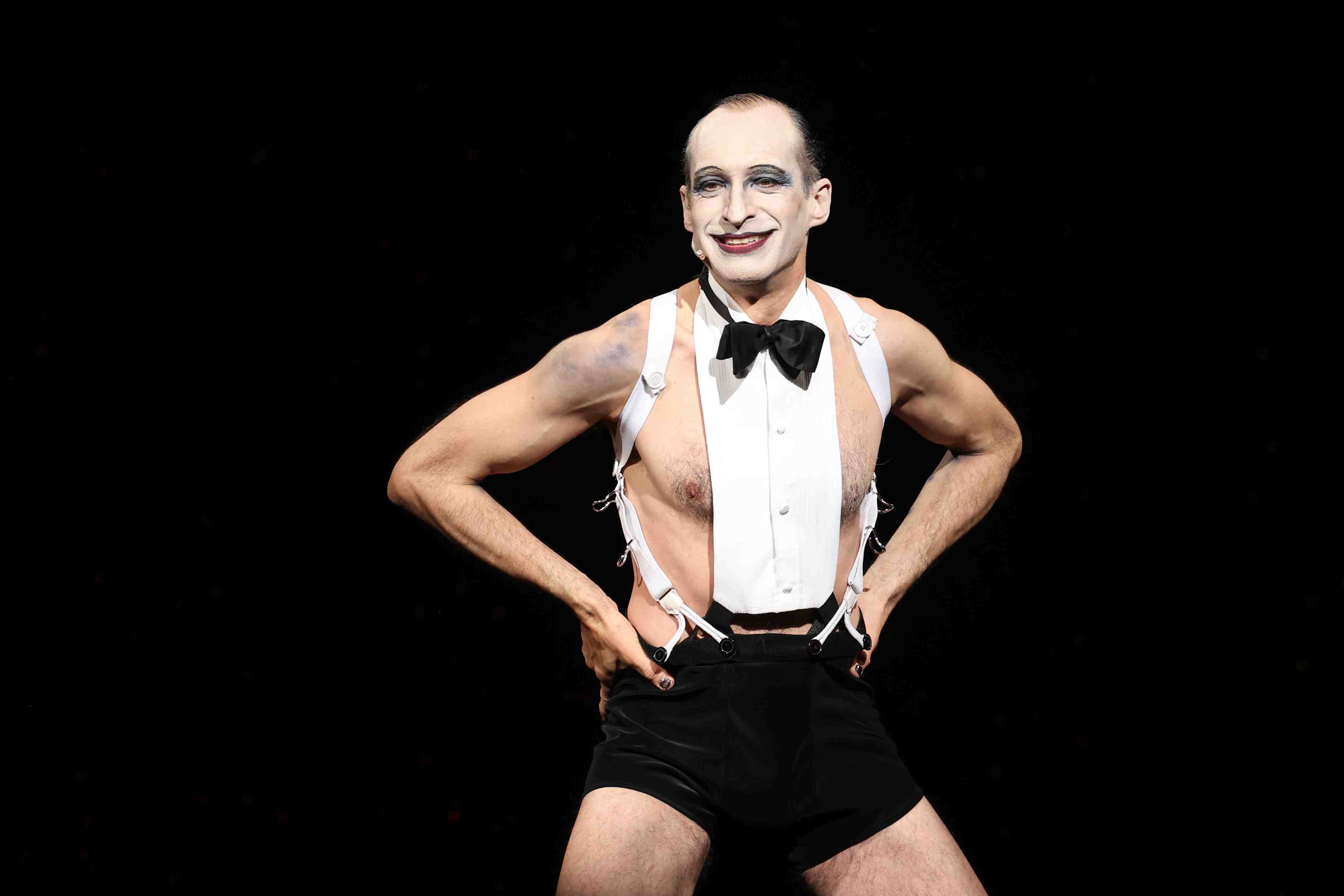 http://www.entrefam.com.mx/img/bruno_bichir_en_las_300_representaciones_de_la_obra_musical_cabaret/ENTREFAM250520259527.JPG