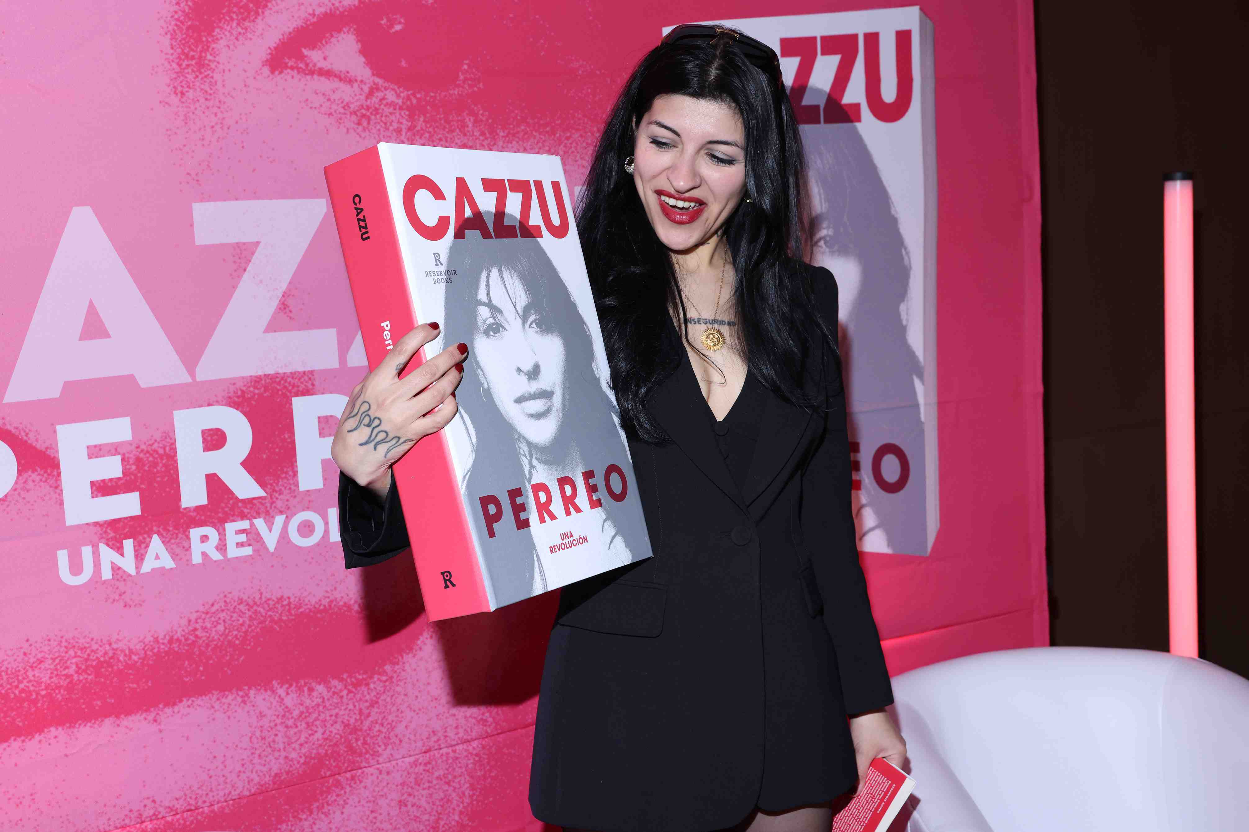 http://www.entrefam.com.mx/img/cazzu_presenta_su_libro_titulado_perreo_una_revolucion/ENTREFAM120820256162.JPG