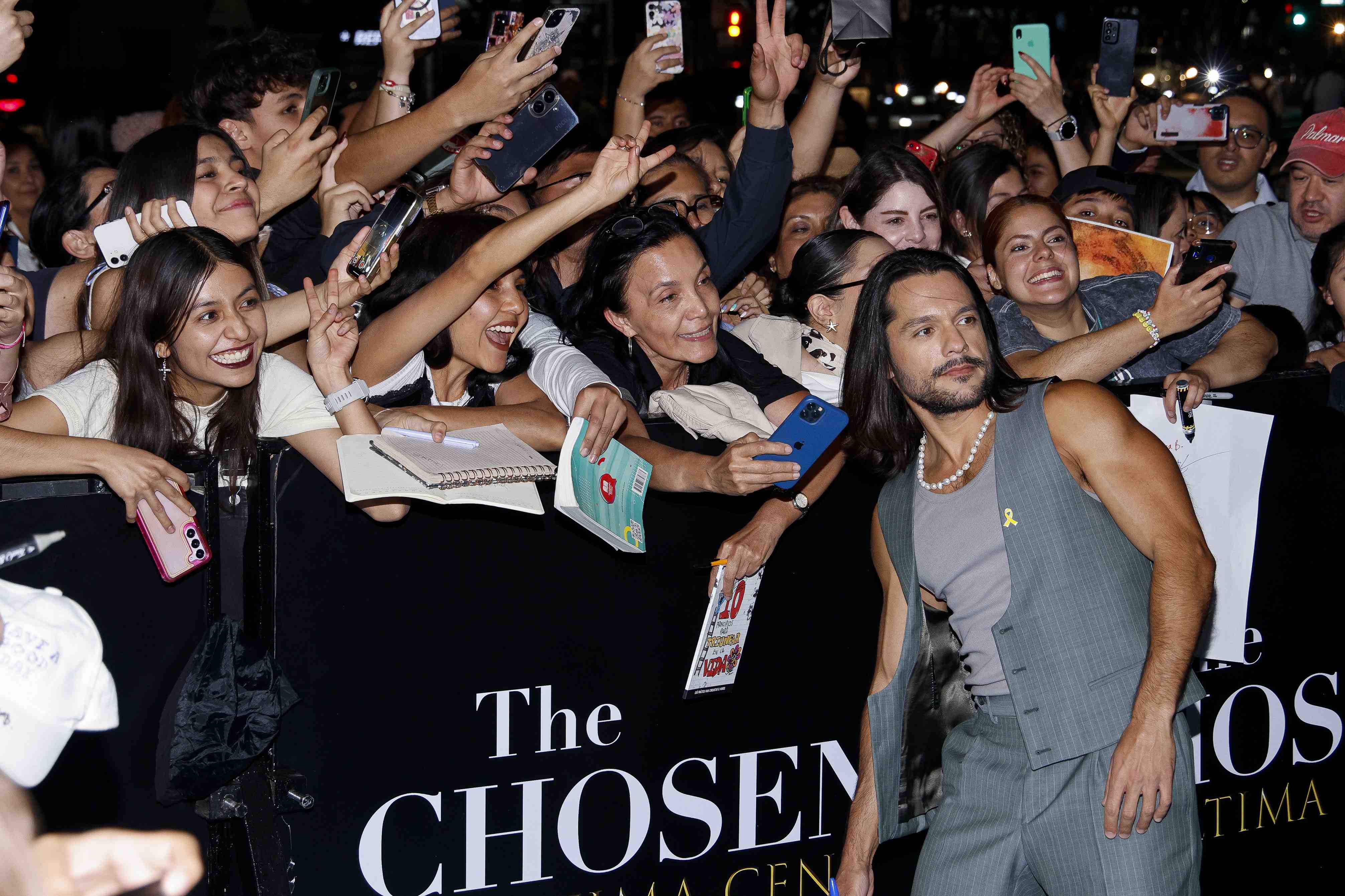http://www.entrefam.com.mx/img/celebridades_en_la_alfombra_por_la_quinta_temporada_de_the_chosen_la_ultima_cena/ENTREFAM020420254875.jpg