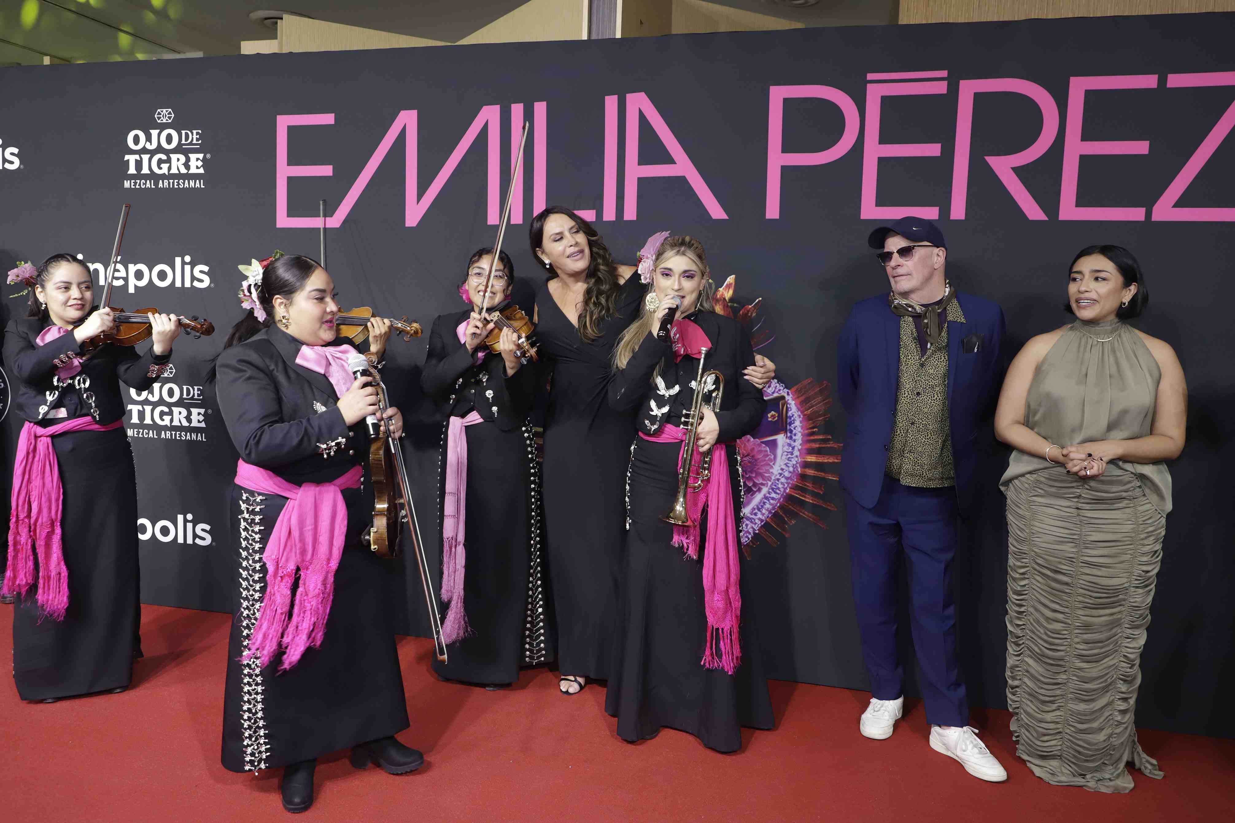 http://www.entrefam.com.mx/img/celebridades_en_la_alfombra_roja_de_la_pelicula_emilia_perez/ENTREFAM150120254976.JPG