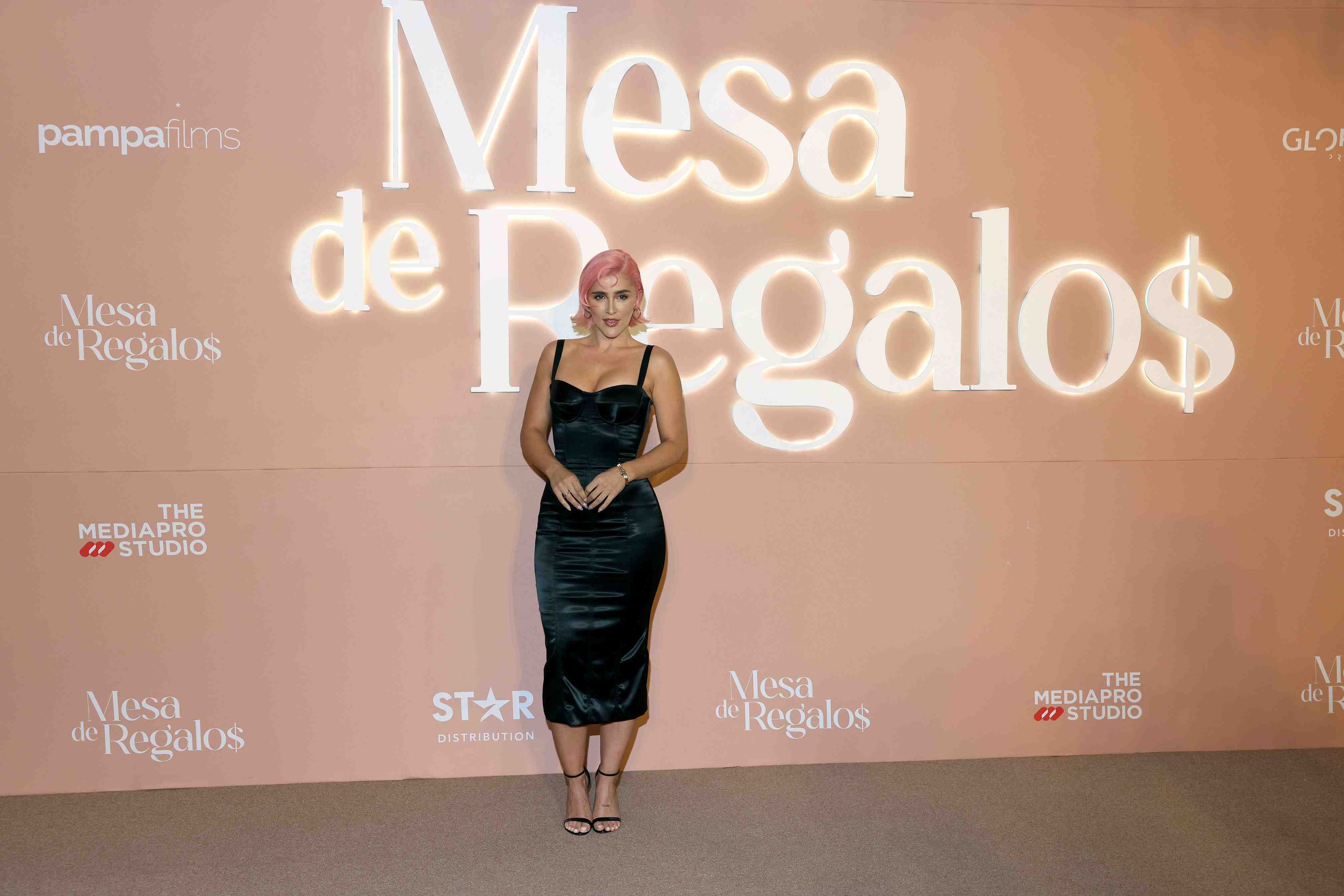 http://www.entrefam.com.mx/img/celebridades_llegando_a_la_funcion_especial_de_la_pelicula_mesa_de_regalos/ENTREFAM140120252642.jpg