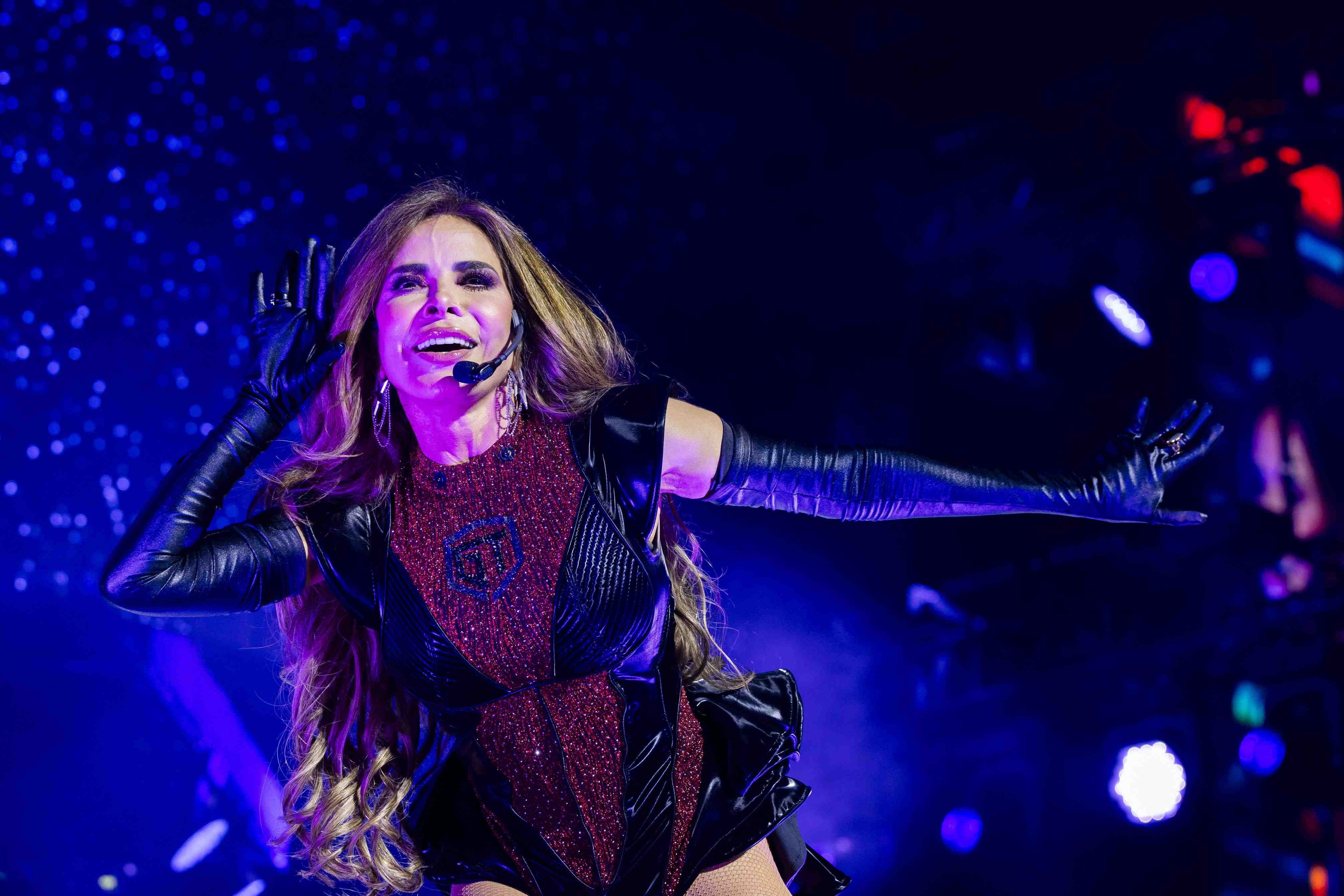 http://www.entrefam.com.mx/img/concierto_de_gloria_trevi_en_la_arena_cdmx/ENTREFAM270620254376.jpg