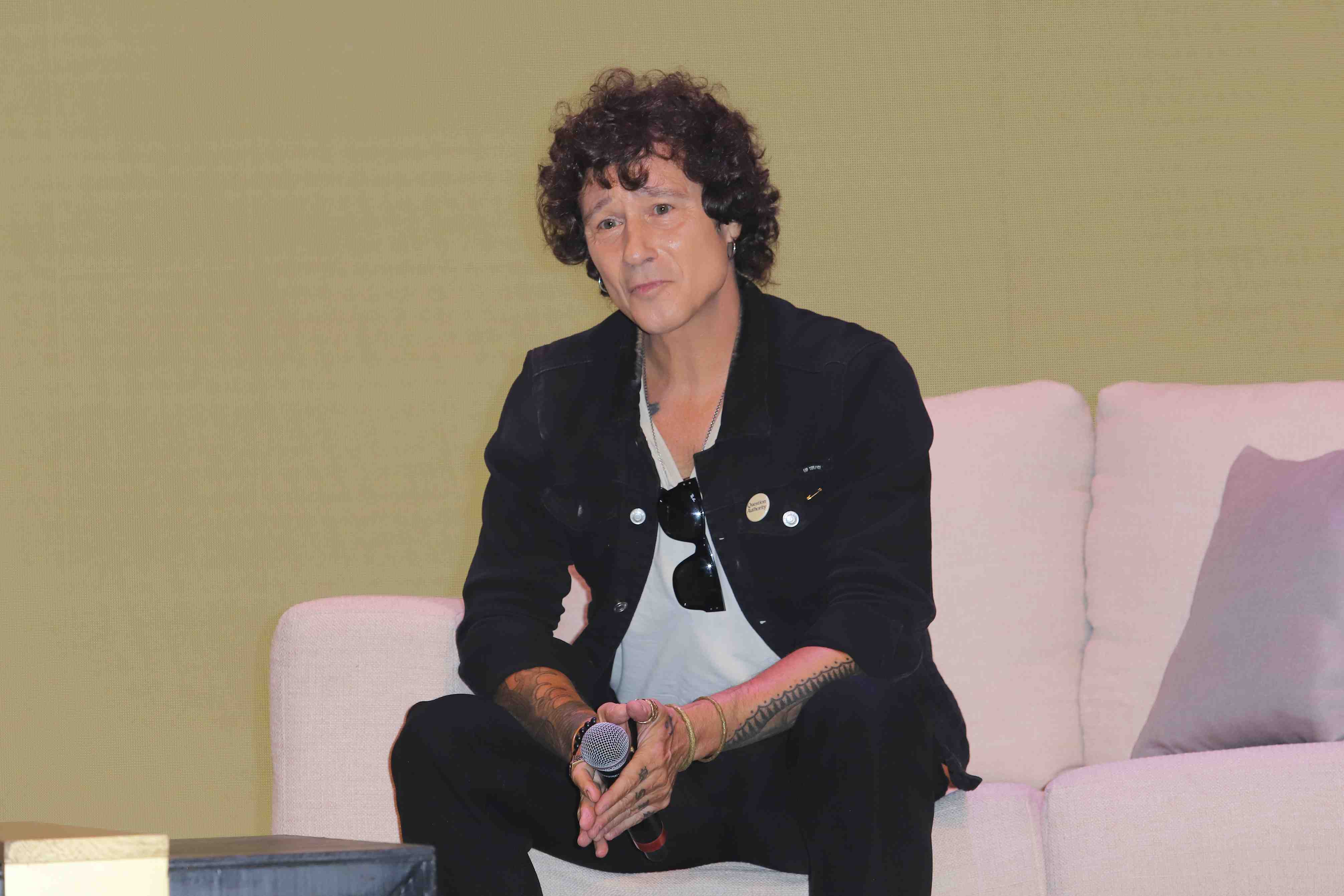 http://www.entrefam.com.mx/img/conferencia_de_prensa_con_el_cantante_espanol_enrique_bunbury_por_su_gira_huracan_ambulante_tour/ENTREFAM210420255606.JPG