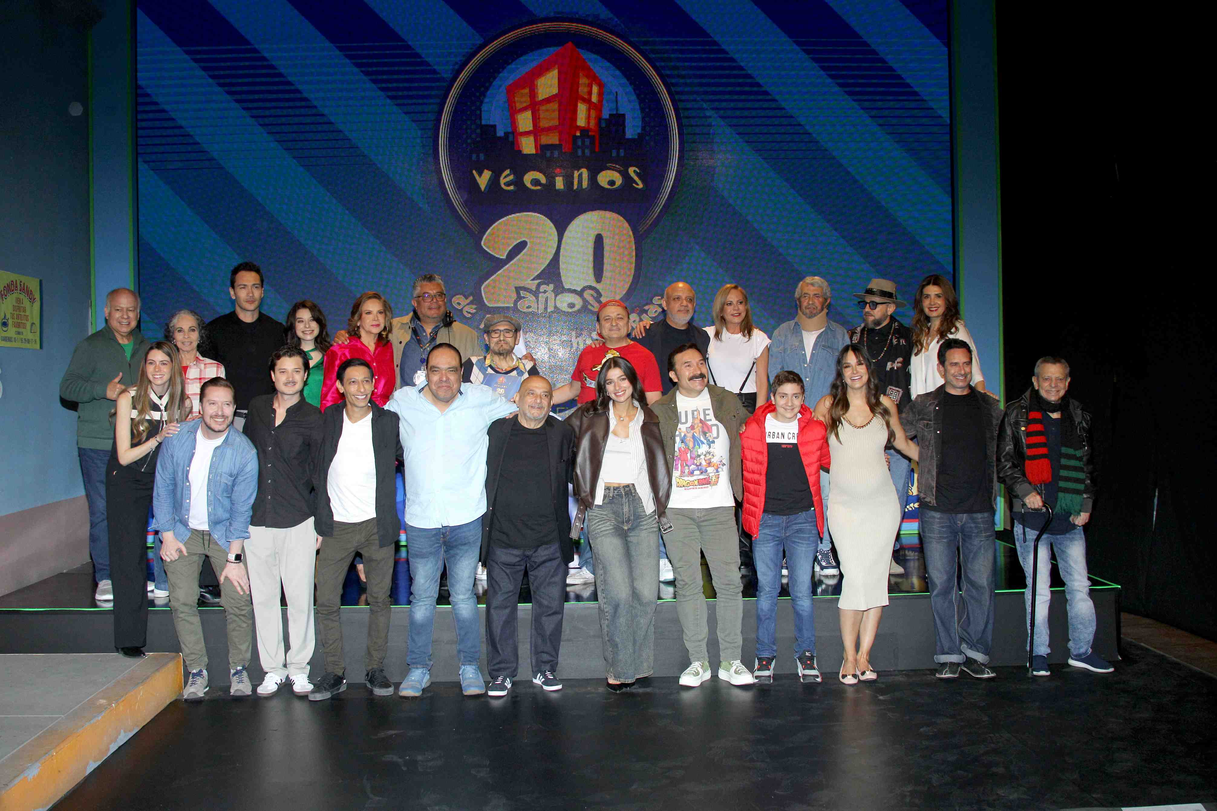 http://www.entrefam.com.mx/img/conferencia_de_prensa_de_la_serie_comica_vecinos/ENTREFAM170220253466.jpg