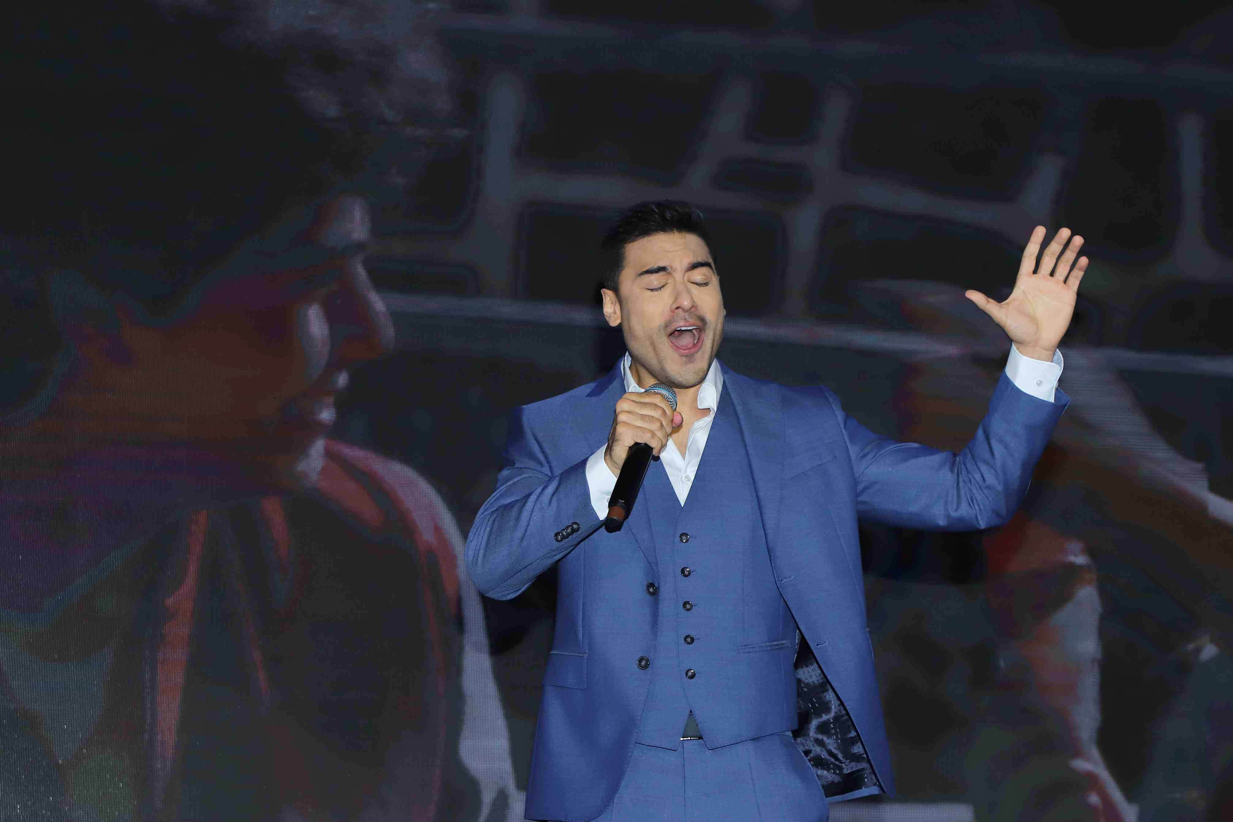 http://www.entrefam.com.mx/img/el_cantante_carlos_rivera_canta_el_tema_de_la_telenovela_regalo_de_amor/ENTREFAM180620254003.JPG