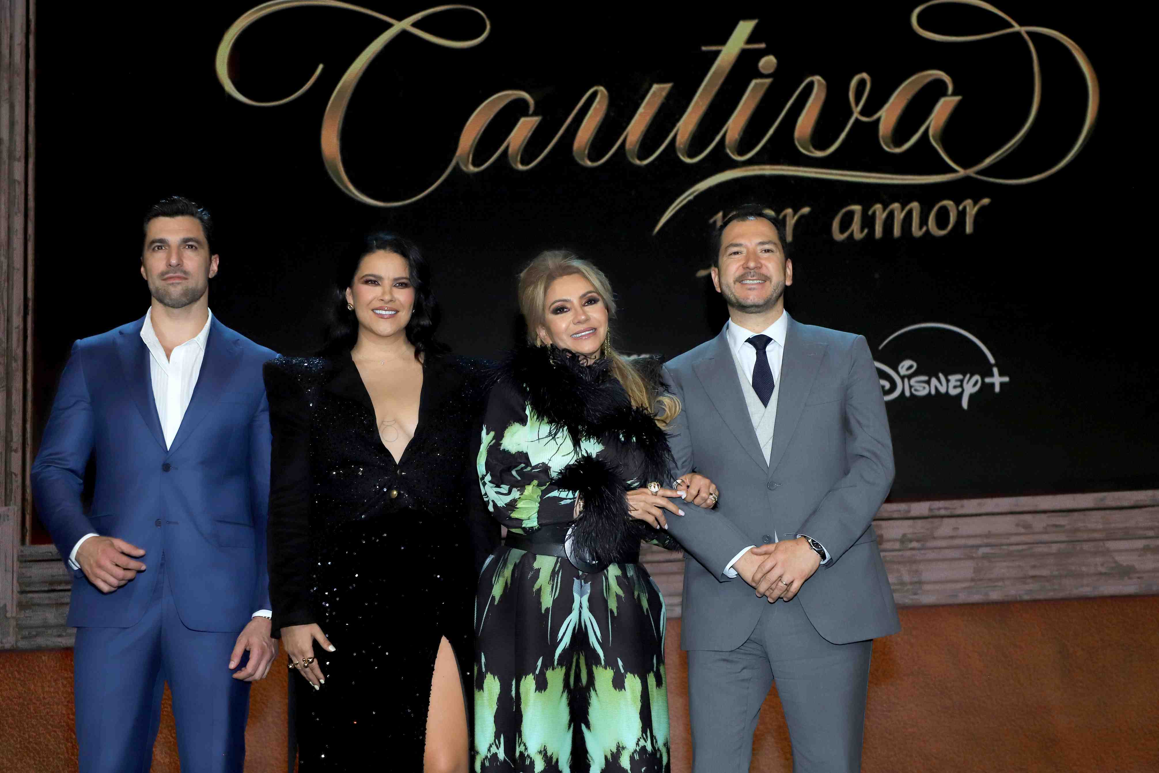 http://www.entrefam.com.mx/img/elenco_de_la_telenovela_cautiva_en_la_alfombra_roja/ENTREFAM080520256431.JPG