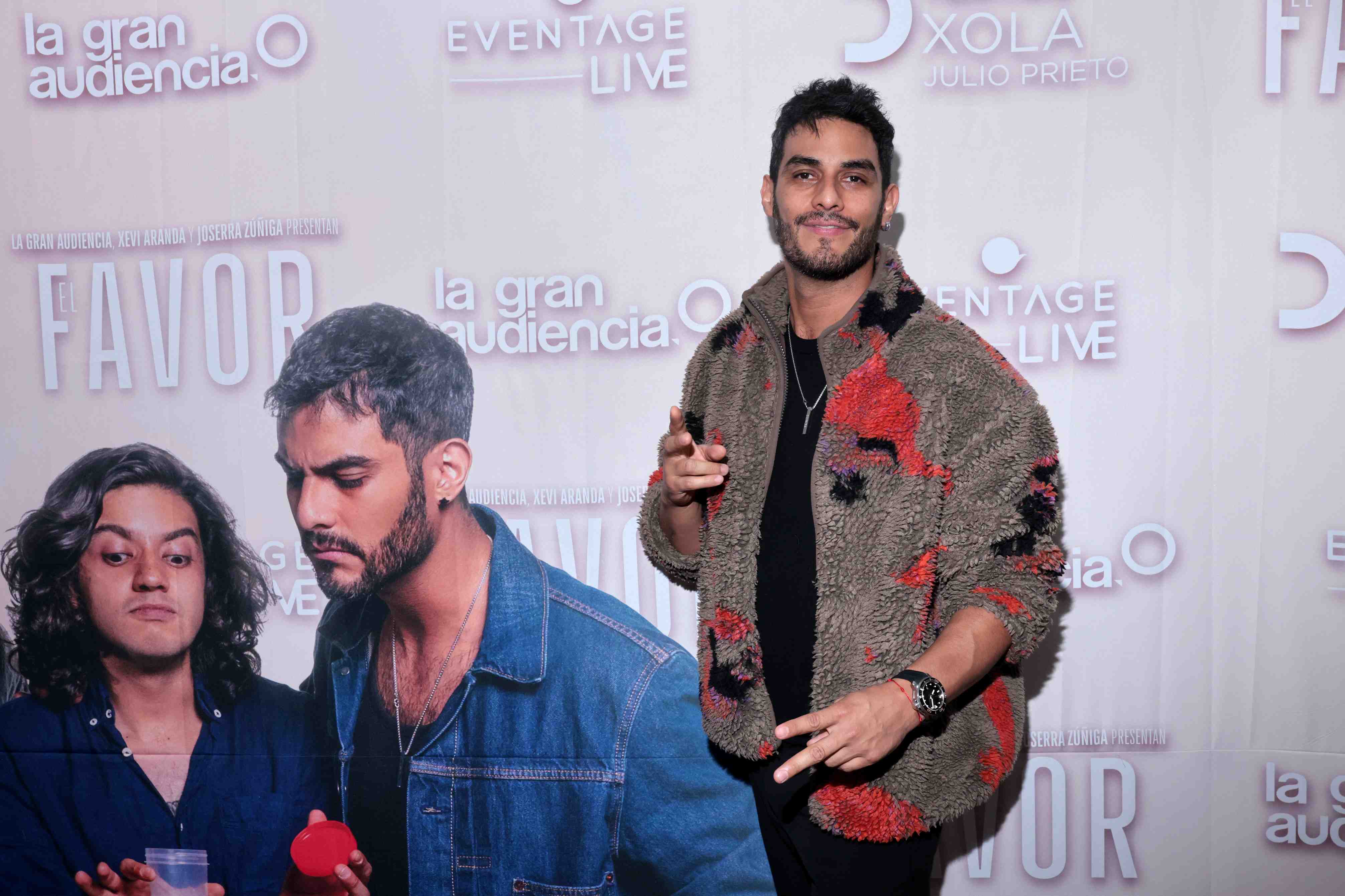 http://www.entrefam.com.mx/img/llegadas_a_la_obra_de_teatro_el_favor/ENTREFAM250720252302.JPG
