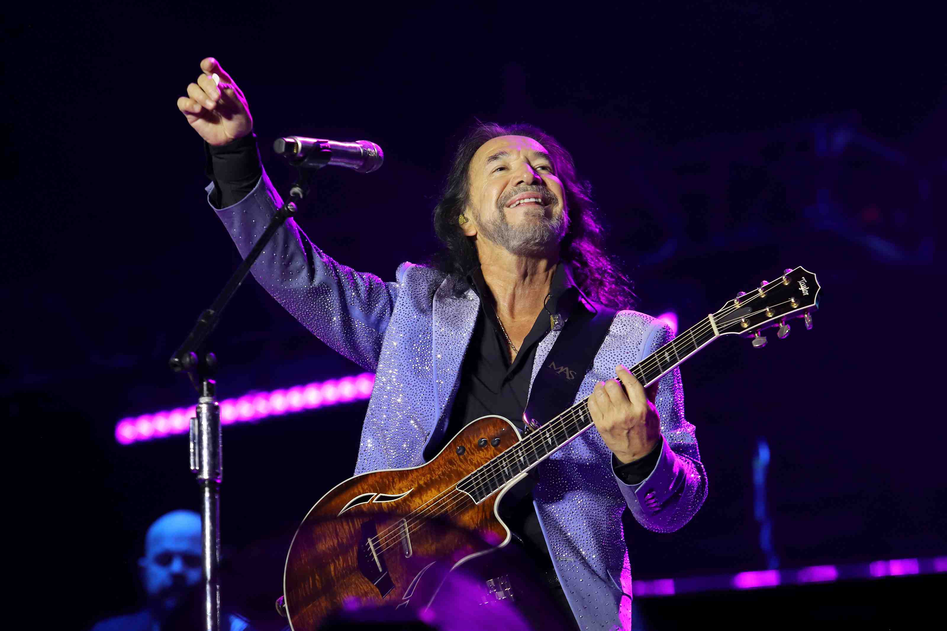 http://www.entrefam.com.mx/img/marco_antonio_solis_el_buki_regresa_a_mexico_con_su_presentacion_en_el_estadio_gnp/ENTREFAM290520251733.JPG