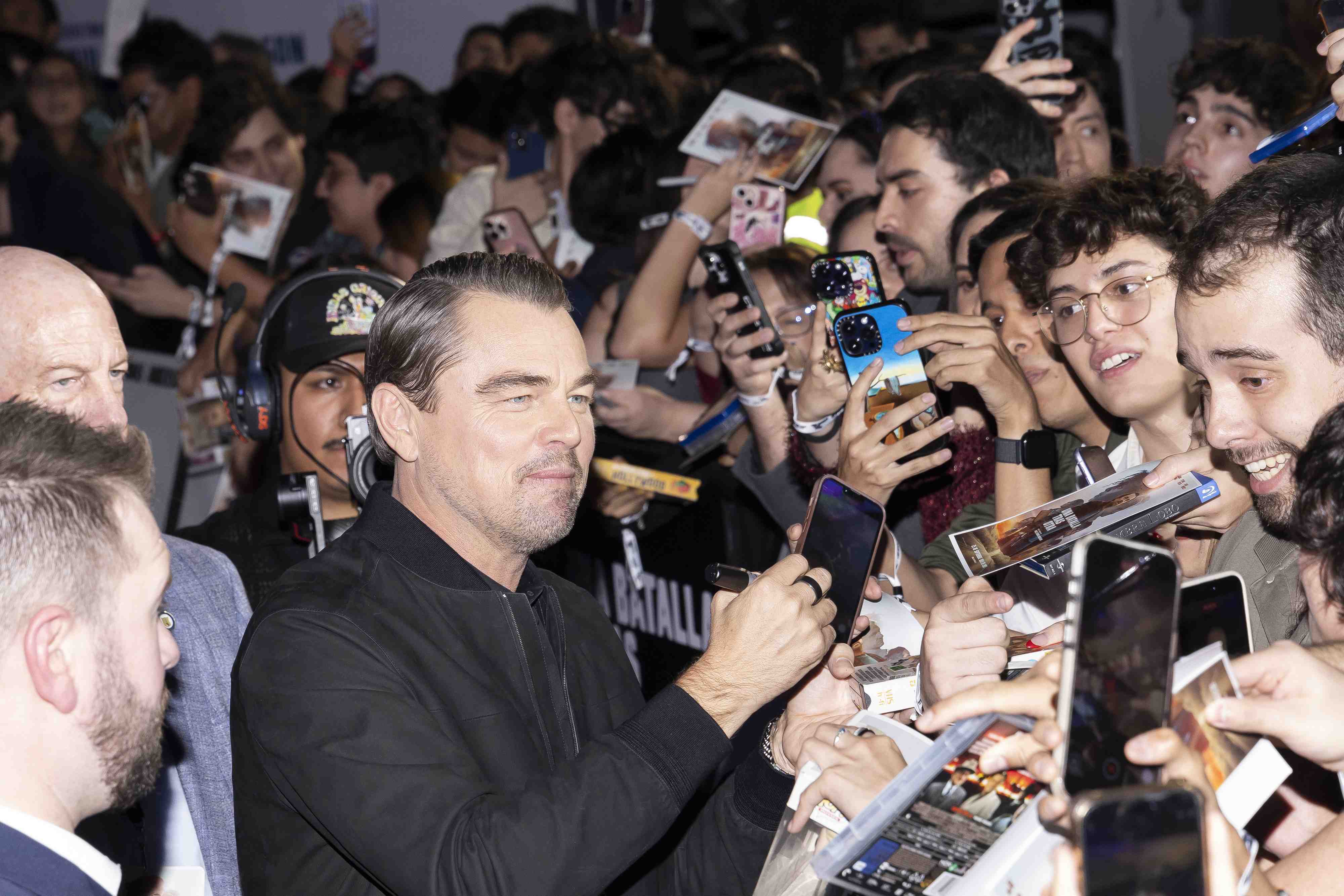 http://www.entrefam.com.mx/img/photocall_fan_event_una_batalla_tras_otra/ENTREFAM091820250749.jpg