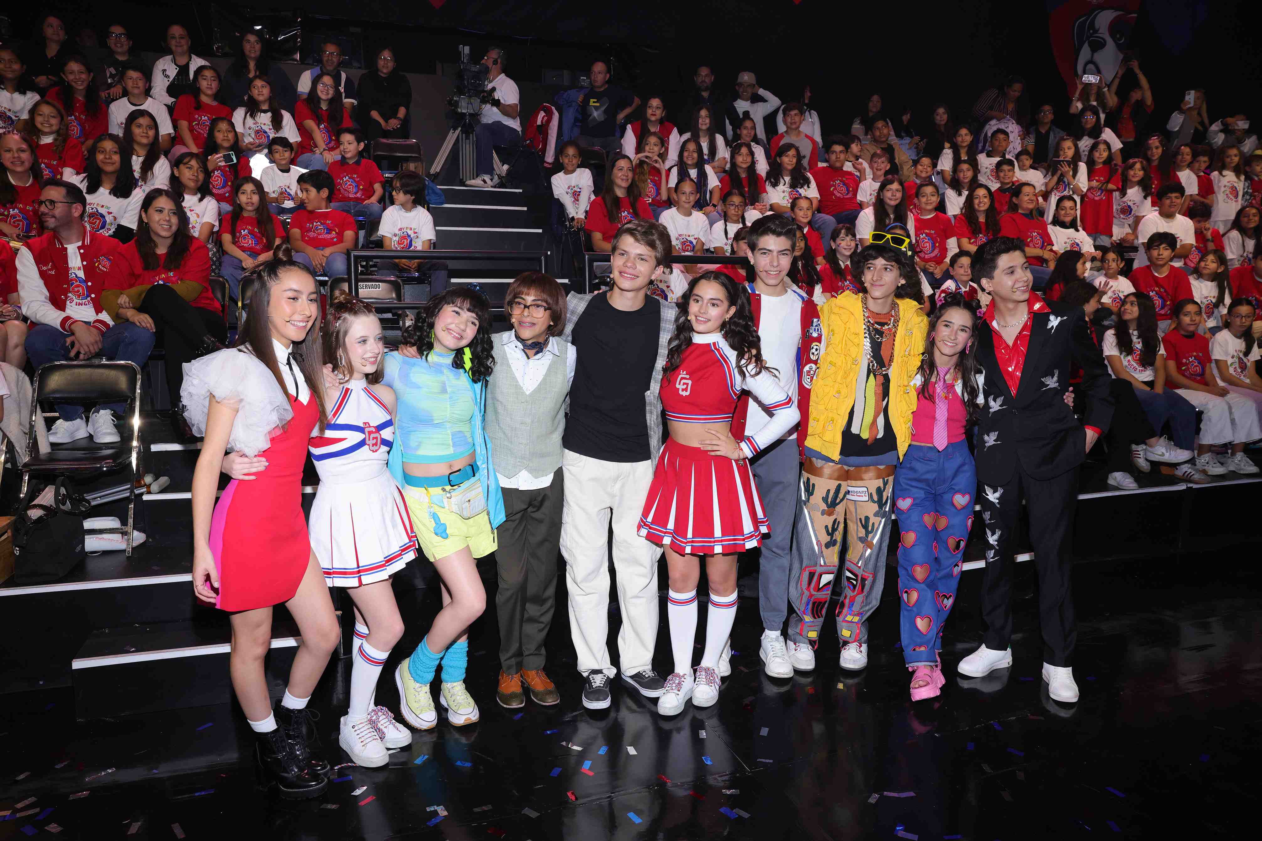 http://www.entrefam.com.mx/img/presentacion_de_la_nueva_temporada_de_la_serie_de_comedia_la_cq_nuevo_ingreso/ENTREFAM082720258572.JPG