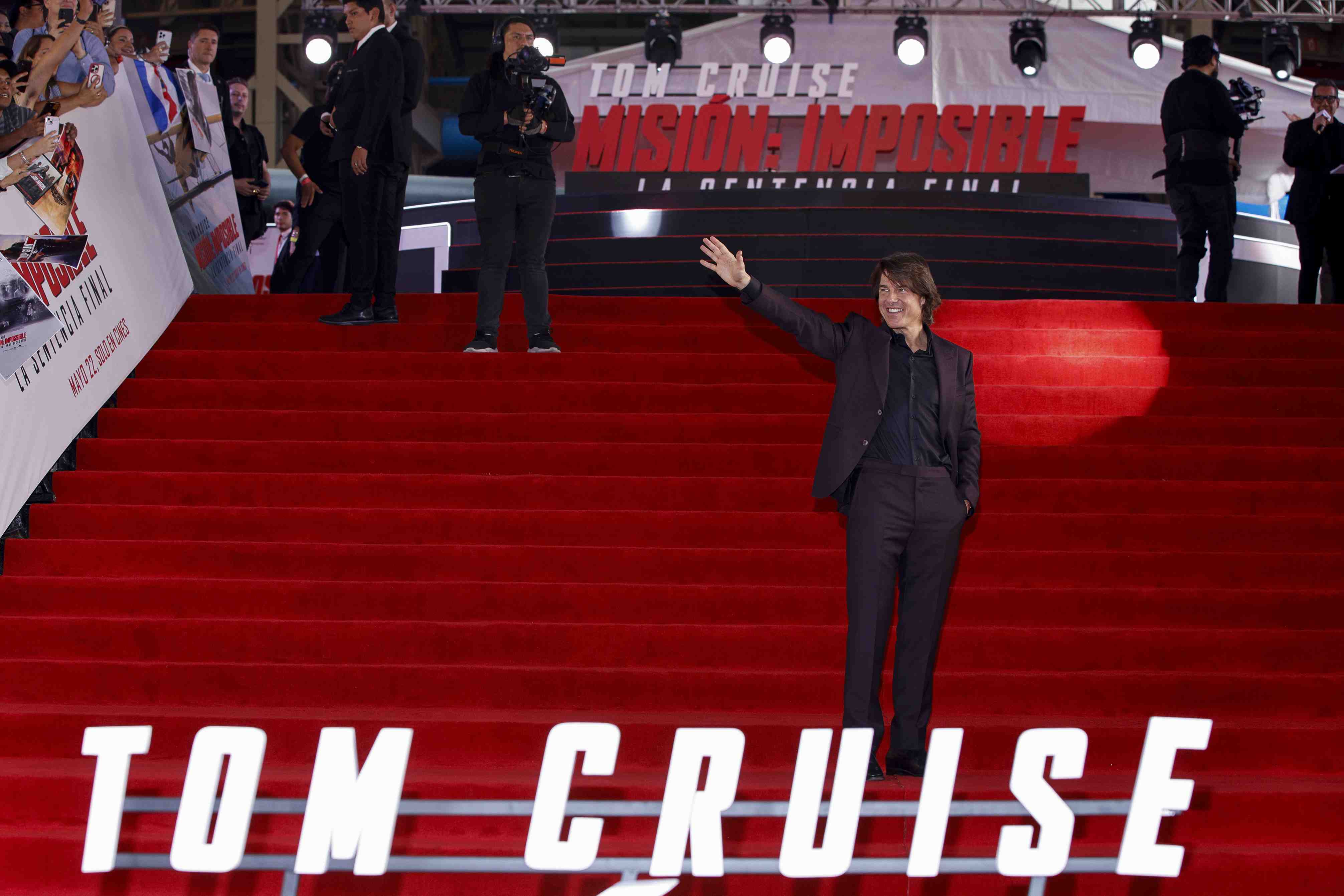 http://www.entrefam.com.mx/img/tom_cruise_en_la_alfombra_roja_de_la_premiere_de_mision_imposible_la_sentencia_final/ENTREFAM200520255873.jpg